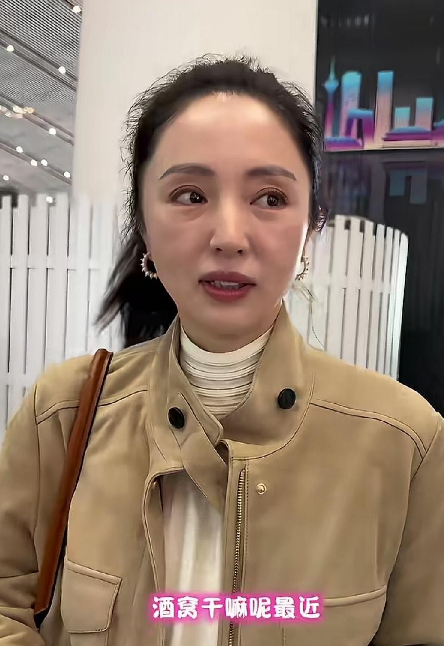 董璇总算是把女儿拉回正轨了，小酒窝最近老老实实呆在学校，哪儿也不许乱跑。
前阵子面对镜头，董璇满脸写着无奈，直接交了底：孩子现在规矩多了，天天按时上课，想接演出？行，等放寒暑假再说。
这话一出，不少一直悬着心的网友总算松了口气。
前两年看小酒窝的行程，简直比很多打工人还忙。一会儿走秀，一会儿登