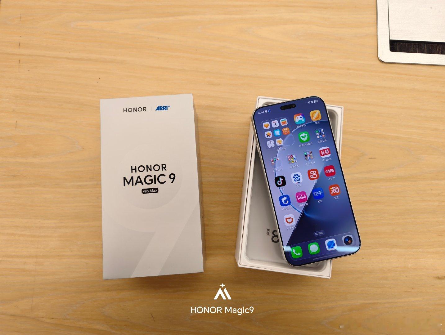 小姐姐等了二十多天，​终于拿到了
肖战同款荣耀Magic9pro max 1TB 大内存的
​感谢小姐姐的耐心等待，肖战周边一并安排
​㊗️用机愉快
#荣耀RobotPhone
#荣耀Magic9
#我的人生电影正上映
#荣耀未来导演计划
#如皋万都荣耀体验店  ​