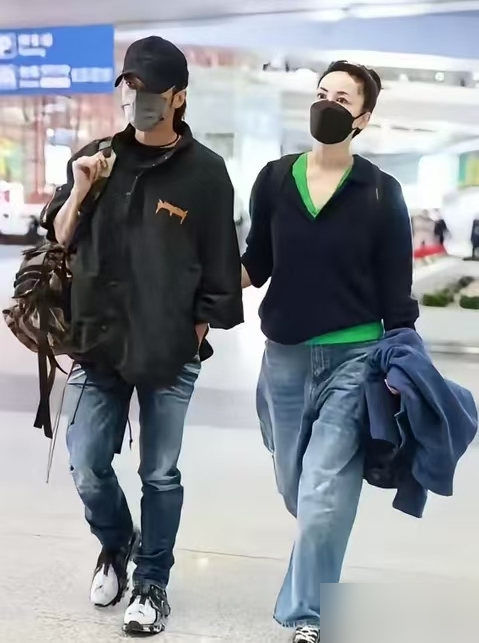 纠缠了二十几年，谢霆锋和王菲竟然把日子过成了最舒服的室友。
刚结束长沙的工作，谢霆锋特意飞回北京接上王菲，两人再一起坐私人飞机落地西安。走出机场，谢霆锋戴着墨镜低头推行李车，王菲素颜穿件宽松长衫，两只手自然地十指紧扣，大大方方任人拍。
回看当年和张柏芝轰轰烈烈的拉扯，再看如今王菲扎着双辫大方挥手