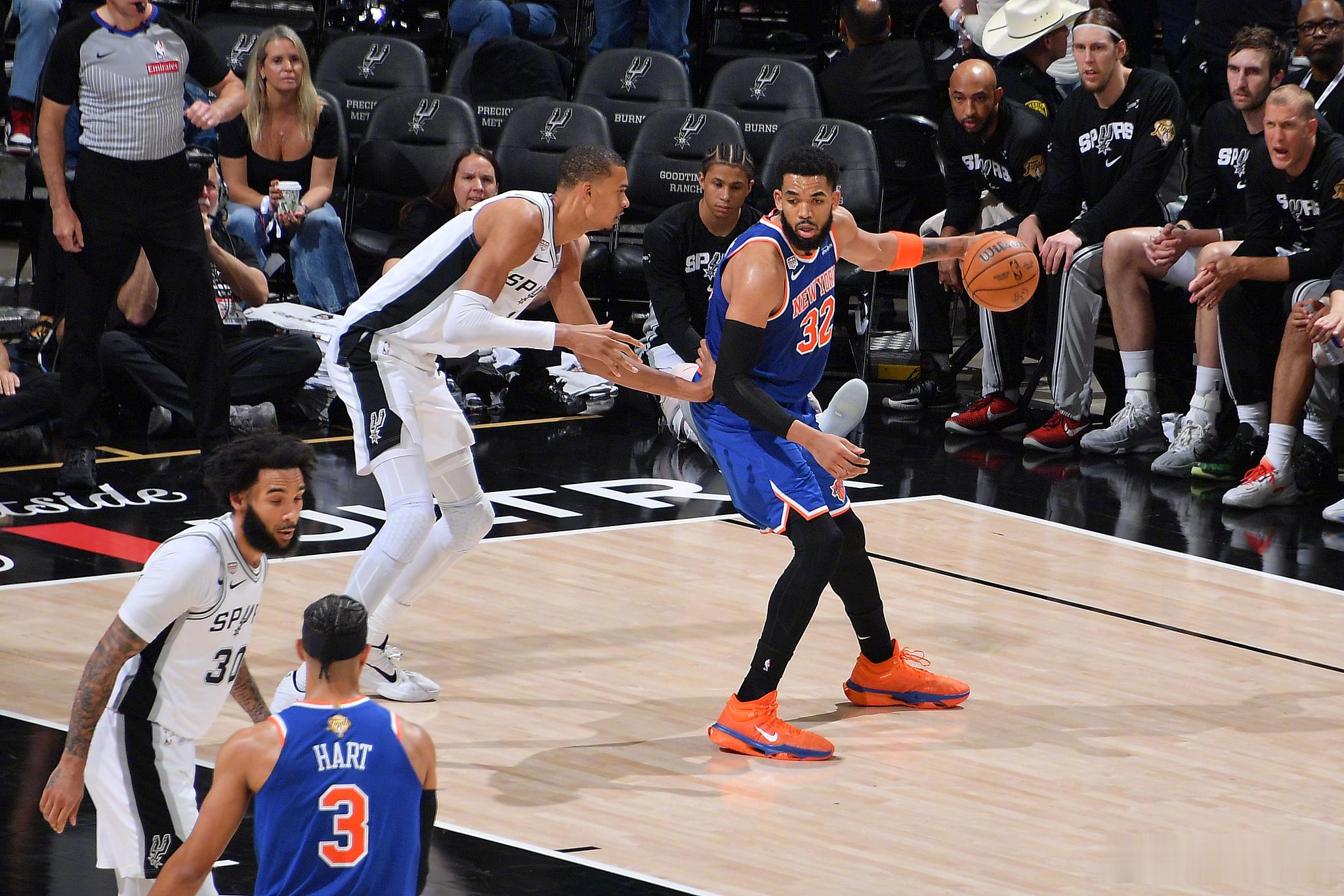 【NBA总决赛第二场，马刺一度落后超过10分，第四节马刺连追14分，马...