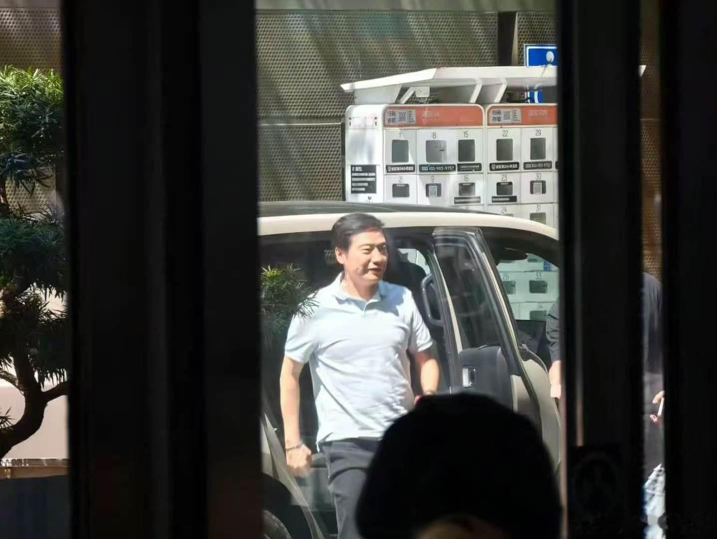 #雷军AreYouOK十一年了# 不是简单买流量投放，而是真正进入社区和用户相处。这就是雷军入驻B站，和其他品牌营销方式最大的区别#雷军发b站十年了# ​