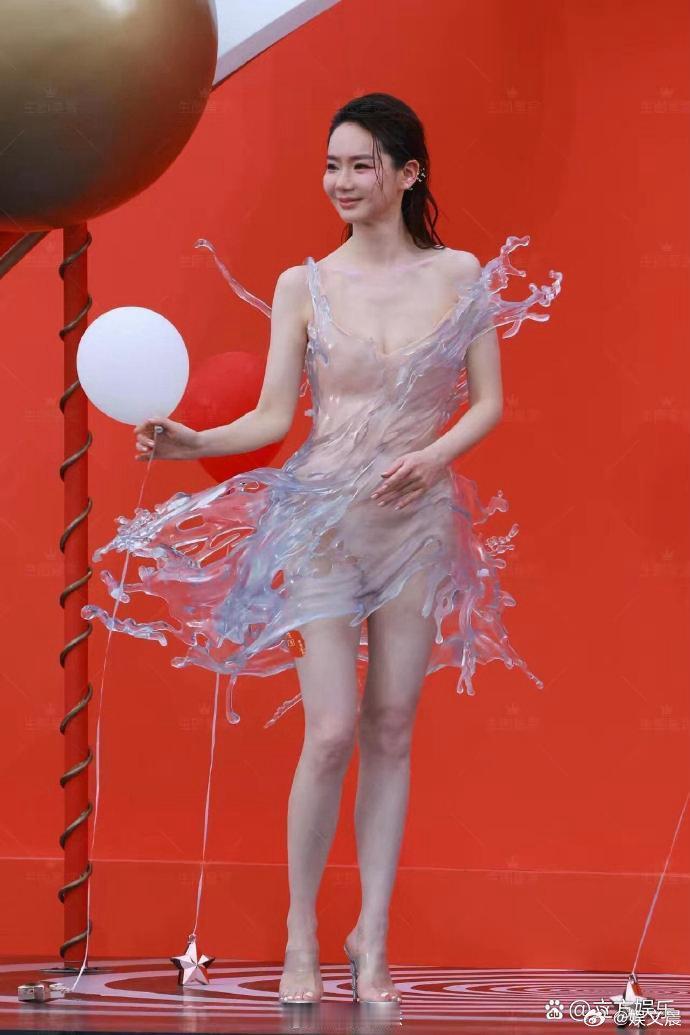 戚薇这身衣服也太透了，视觉效果很吸睛。 ​
