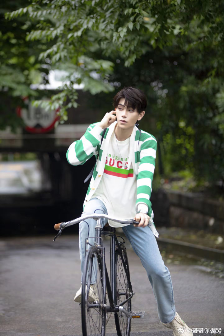 #丁禹兮[超话]# 哥哥你萌啊啊啊！#丁禹兮赵凌##丁禹兮花开锦绣##丁禹兮爱在无尽夏##丁禹兮沈言##爱在无尽夏 男主妆造# 差分求捞！！！ ​