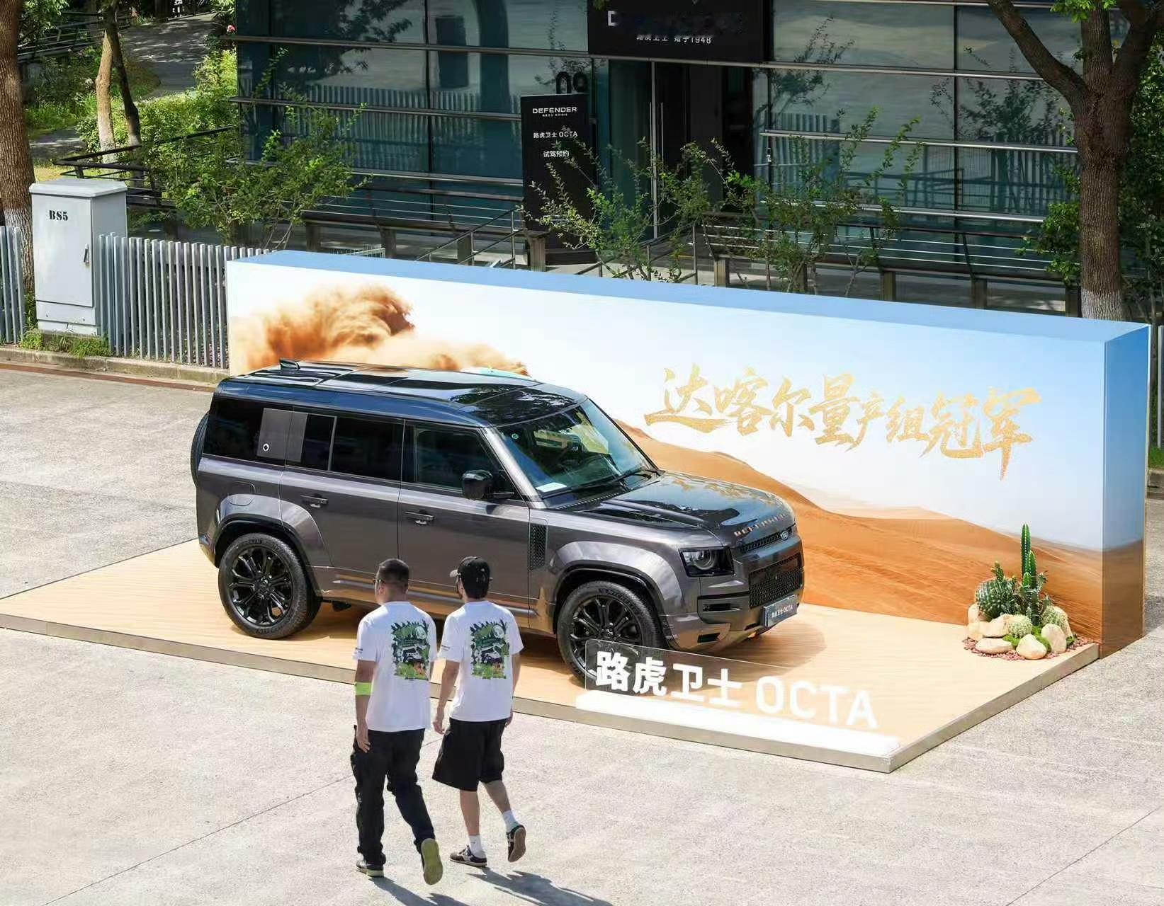 路虎与王一博的“巧妙”同框😂
路虎：追不到王一博当代言人我不会放弃，我就赞助由他主导的纪录片，让他攀岩队友开；我去赛车场找他的赛车搭档来推广，并“很巧”的拍下一张同框🤭
你说，路虎这份用心，是不是无形中给奥迪带来了压力呢😎