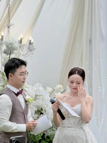 广州塔下的happy wedding🩵<br />有人泪点超低一直被...
