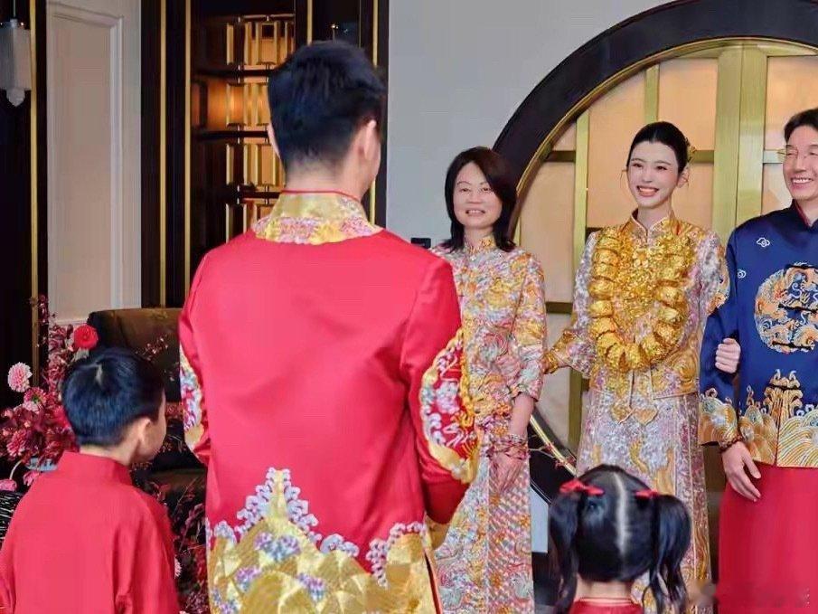 虽然求婚，结婚，答谢宴，这一系列搞了有十年八年，但看到这一串金镯子还是震惊了，这样的仪式感可以再多来几次，谁会嫌多呢[捂嘴哭][捂嘴哭][捂嘴哭]
#奚梦瑶晒婆婆赠送的婚嫁敬茶礼# ​
