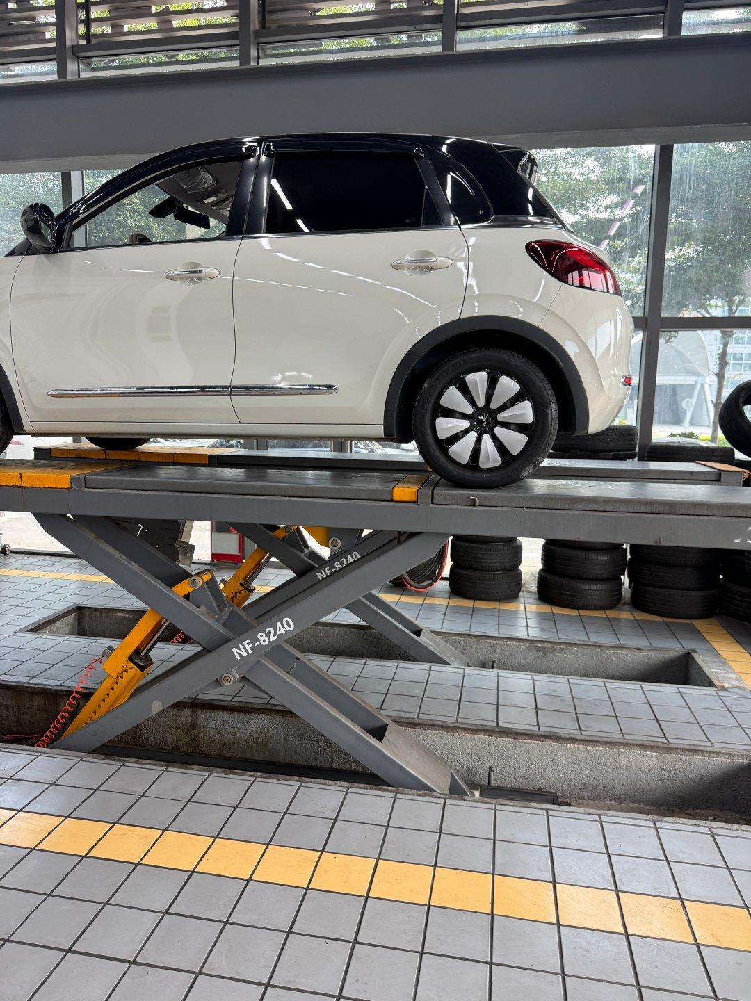 一大早的到店来看车，
什么都不看就是先来顶底盘，这回应该稳了吧
想找问题来给我砍价，看看等会出什么价格  ​