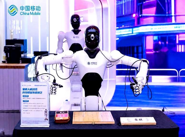 中国移动这次闷声干了件大事，直接向全球开源了Open-RAIL，把卡了机器人行业好几年的痛点给彻底掰开了
 

很多人不知道，以前搞智能机器人最折磨人的是什么，就像一百家手机厂商搞了一百种充电插头，明明大模型已经很聪明，但换一台机器人，前面的适配代码就得推倒重来，白白耗掉几个星期
 

中国移动做的