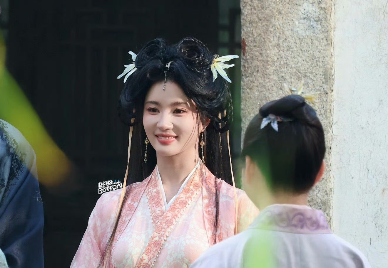 郭敬明你到底在用美女的脸干什么啊？

今天看到郭敬明剧组正在拍摄的路透，刘些宁好好的一张脸配了个雷霆发型

郭敬明一直都有自己的拍摄风格，从云之羽、大梦归离、月鳞绮纪，他自认为留下了演员们在20多岁美丽帅气的样子

每一部剧中他都会让演员跳舞，给演员设计一些奇特的发型，这一次他导演的《百妖谱》中刘些