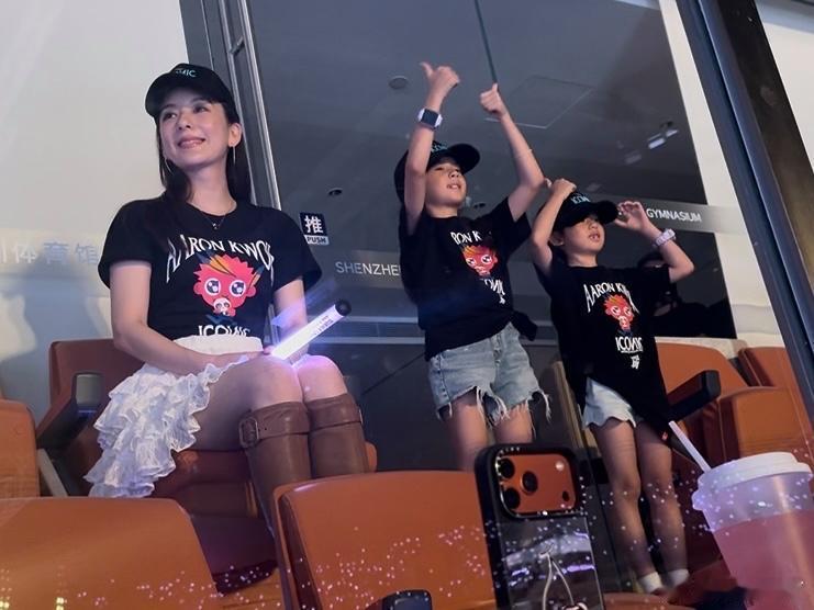 郭富城演唱会，方媛带父母及二女儿同框，俩女儿在演唱会跳舞，罕见公开露正脸，父女仨斗舞好有爱 ​