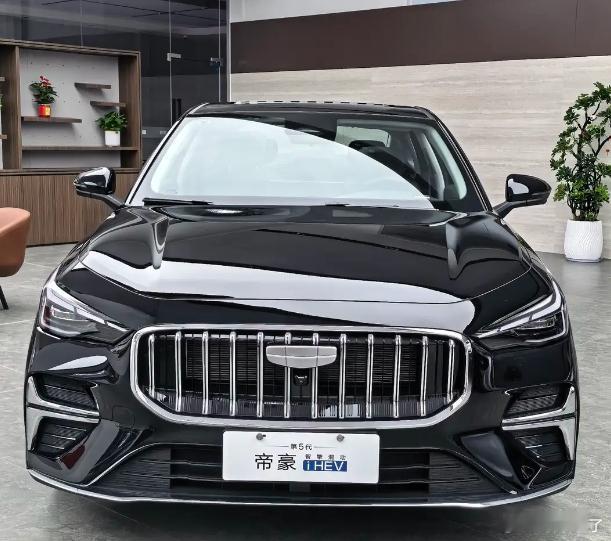 试驾完第五代帝豪i-HEV当天就订了，说说为啥
之前一直在看混动轿车，前前后后对比了好几款，不是空间不满意，就感觉动力太肉。本来都准备再等等了，可朋友给我强烈安利了第5代帝豪混动，试驾完当场就订了。
说说为啥这么满意，试驾的时候特意让销售找了段烂路和拥堵路都有的一段路线，低速的时候基本都 ​