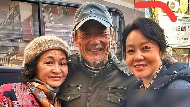 55岁闫妮上节目，李静问感情，她张嘴就是一句“太老了吧”。
说的是别人给介绍的对象，50多岁。说完自己先笑，补一句“我也50多了”。就这么个人，一点不装。
她说童瑶还急吼吼让老公给她张罗男朋友。她自己呢，不排斥相亲，但标准变了，就一条，待一块儿舒不舒服。
平时没戏拍就回西安，照顾90多岁的爹妈