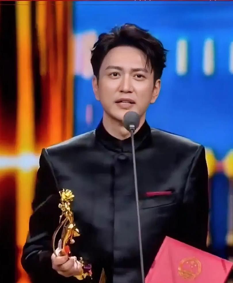 王仁君拿下飞天奖视帝，四分钟脱稿感言直接封神。从2008年出道到昨晚站上领奖台，这条路他走了整整十八年。盛长柏、曹植、洛霖，一个个配角磨过来，光是青年毛泽东就演了五次，从《古田军号》到《浴血荣光》，一部比一部沉。有人说他爆冷，可看完那四分钟感言你就明白了：全程零磕巴，先致敬提名前辈，再谢恩师陈力，最