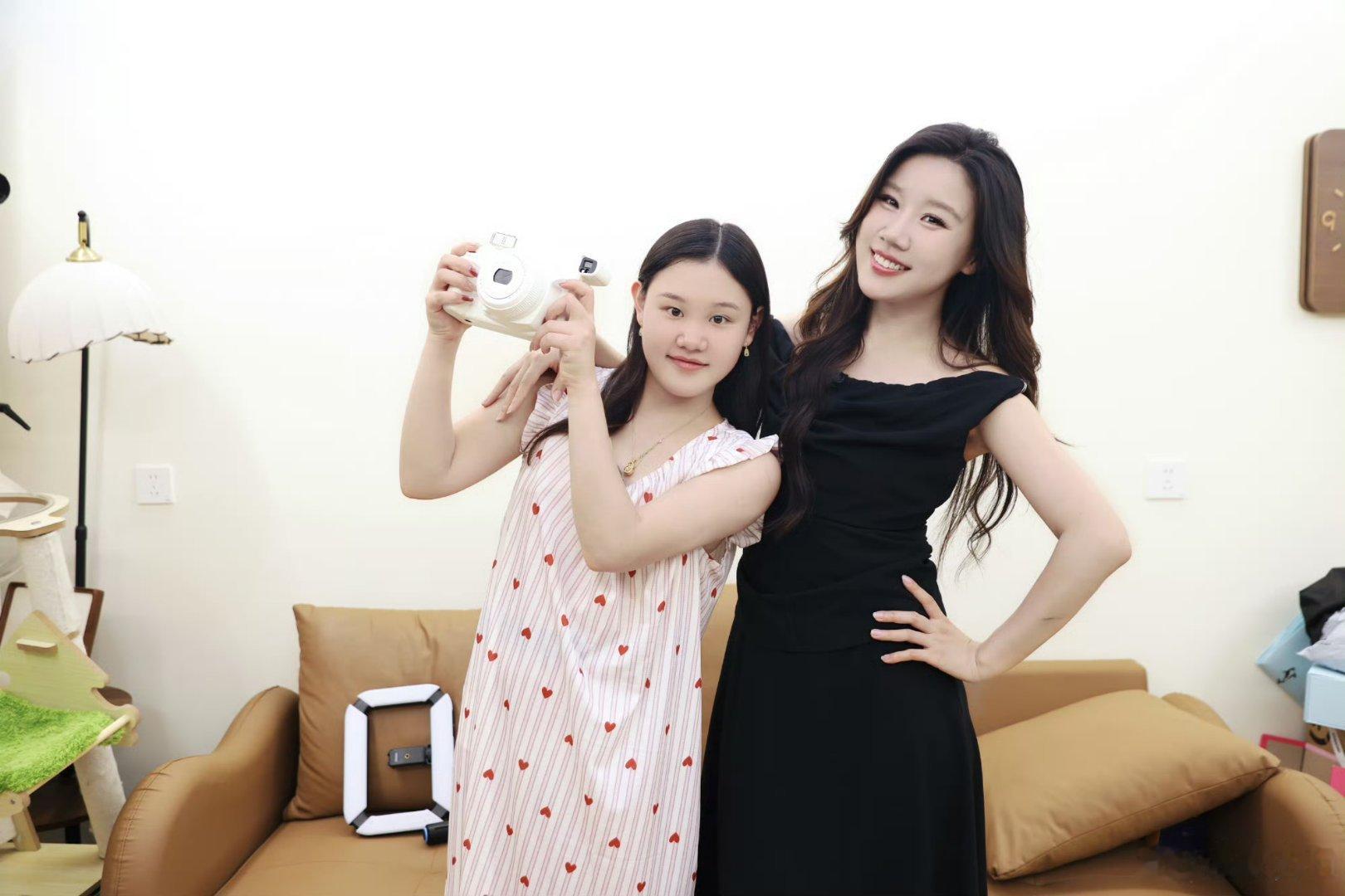 跳水奥运冠军张家齐发长文告别《我家那闺女》独居篇章，坦诚与母亲存在多年积攒的距离感，并表示将转为观察室嘉宾换个视角看他人生活。  一、长文核心：直面亲子距离，寻求平衡相处- 坦诚情感缺位：张家齐自述从