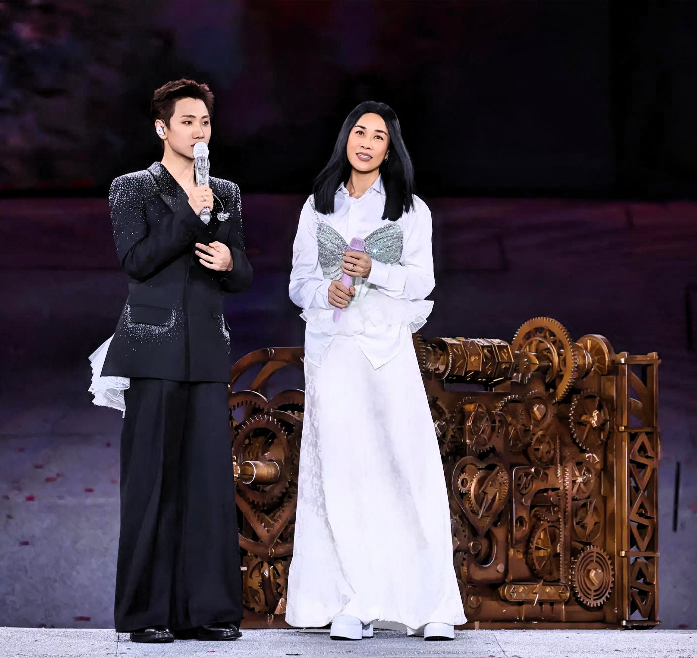 那英在汪苏泷鸟巢演唱会上说了一句：“你这演唱会比我的好100倍。”

8月28号那英空降当嘉宾，合唱《行走的鱼》，新浪音乐评价“全程稳得像吃了CD”。一个细腻温柔，一个厚重有力，搭配没谁了。

台上俩人互侃，汪苏泷接梗解释没去那英演唱会：“我在这开演唱会呢。”还约了下次“上半场我，下半场你”。这种松