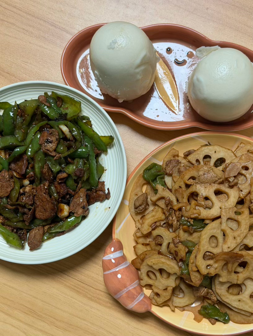 忙碌了一天的小师傅终于把菜做好了 ​​​