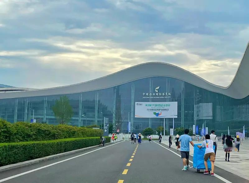 2026成都国际车展 刚刷完2026成都车展的朋友圈返图，这哪是逛展，简直是车市下半年的预热信号弹。
22万平展区塞了120个品牌1600台展车，比亚迪直接包下整个9号馆，五大品牌一字排开，刚首秀的旗舰轿车大汉围得里三层外三层，旁边红旗联手华为的新H9西南首发，连川藏自驾专用的奇瑞越野改装版都摆到了