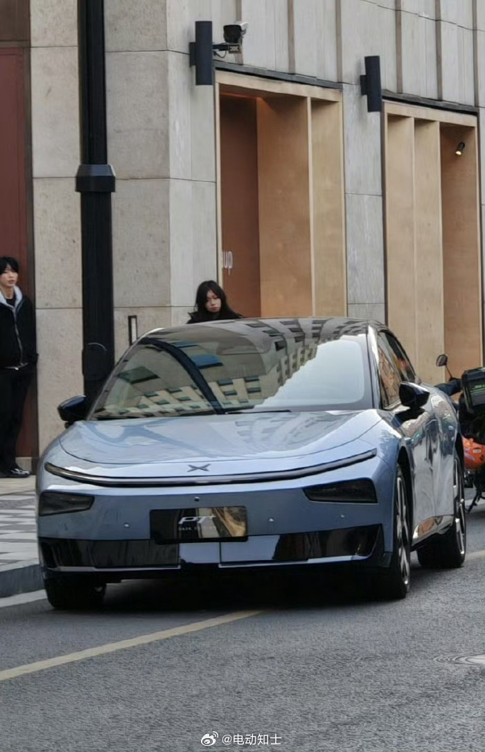 小鹏P7+超级增程?  前脸换成无断点的贯穿灯带，前包围做了一些调整...