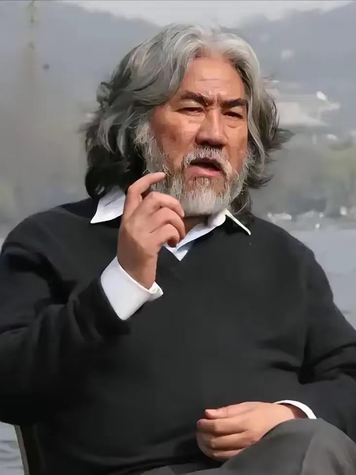 导演张纪中说：我拍《新西游记》时，请刀郎来唱《敢问路在何方》，我和他商量酬劳，问给他多少钱，没想到刀郎说他不要钱，说来给我试试，觉得行就用，觉得不行就扔了它。

这事张纪中后来在直播和采访里反复讲过，原话大意就是：他先想到刀郎，因为新版《西游记》想要的不是蒋大为那种“软绵绵”的民歌味，而是大漠、苍茫