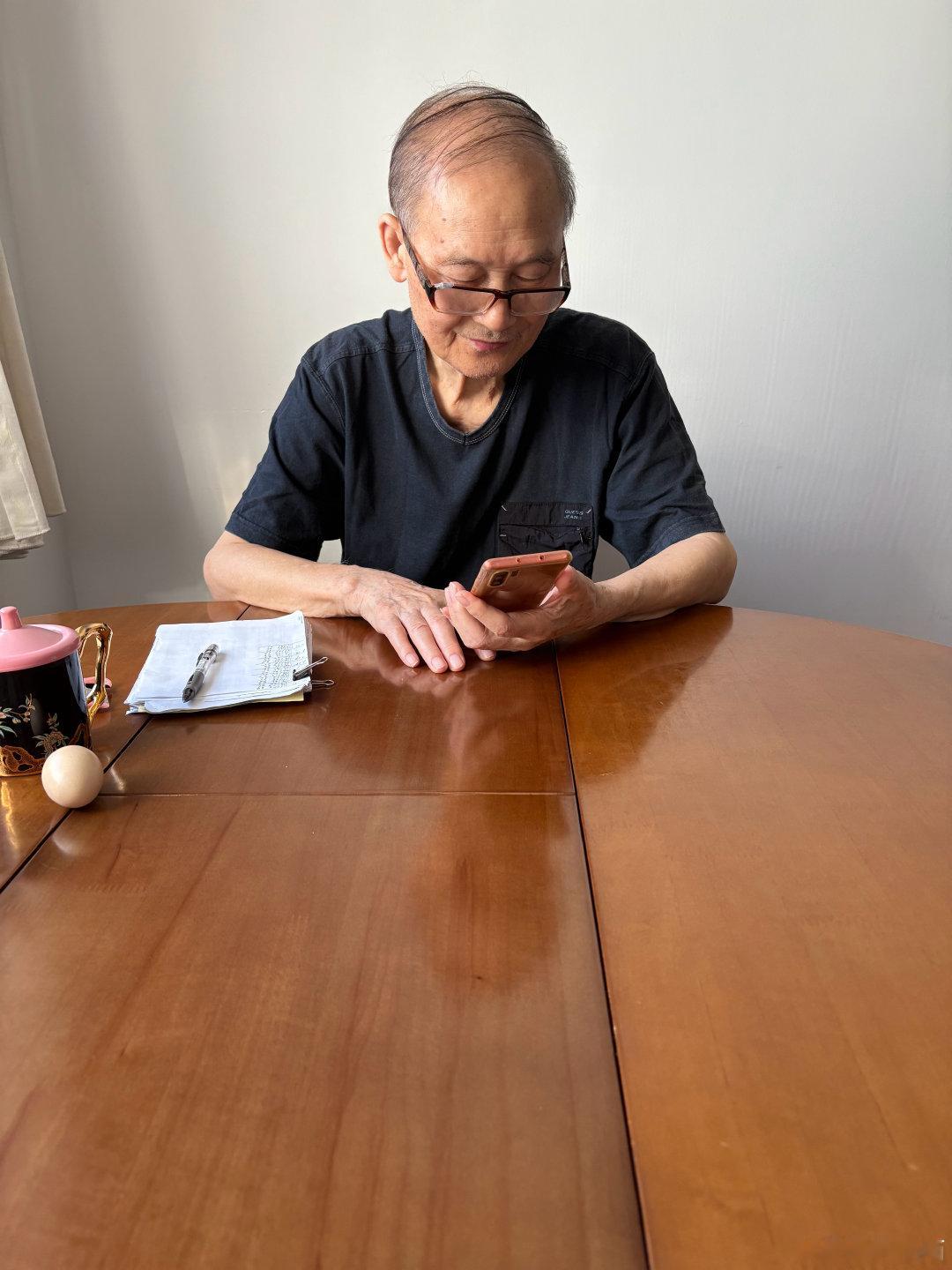 教授復盤，今天縮量，大资金流出393億，北向縮量，600億。流出的。买入的是，機器人，滬深300，放量一倍。流入的是軟件半導體。貴金屬。流出的是兩融，新能源汽車，房地產。E T F連續16天流入。不要悲觀，明天科技反彈。數據有砸也有买。韓國海力士又有重大利好，美國存儲芯片也有拉升。不用擔心。 ​