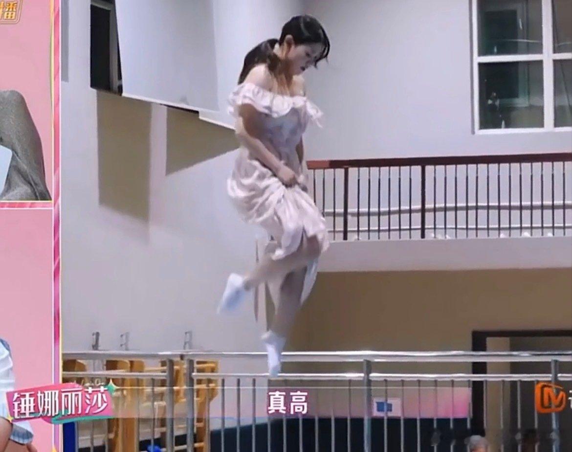 #张家齐穿着裙子随手跳的前空翻#
专门截图下来，这个姿势太美了，想起来以前在电视上看张家齐的跳水比赛，优秀的小姑娘。 ​