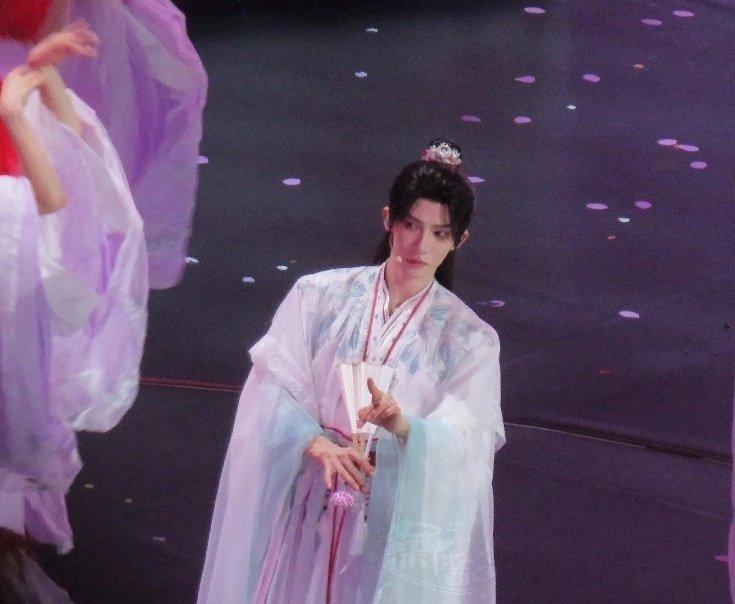 #刘宇国风美少年# 💙#正能量艺人刘宇# 
宝宝这个表情真的是好可爱啊[抓狂]杭州站拍的视频好多都还没复盘完[抓狂]
刘宇​