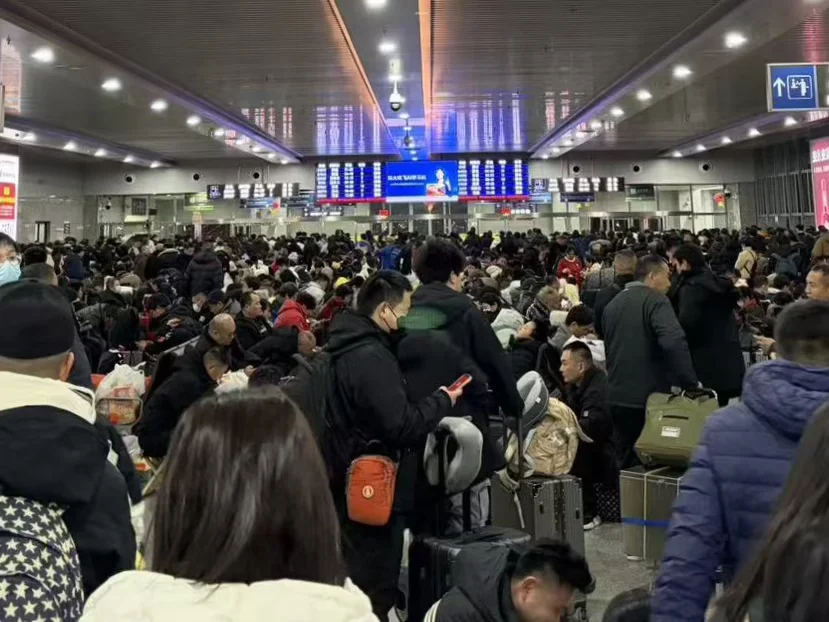 2月8日，上海站春运实况