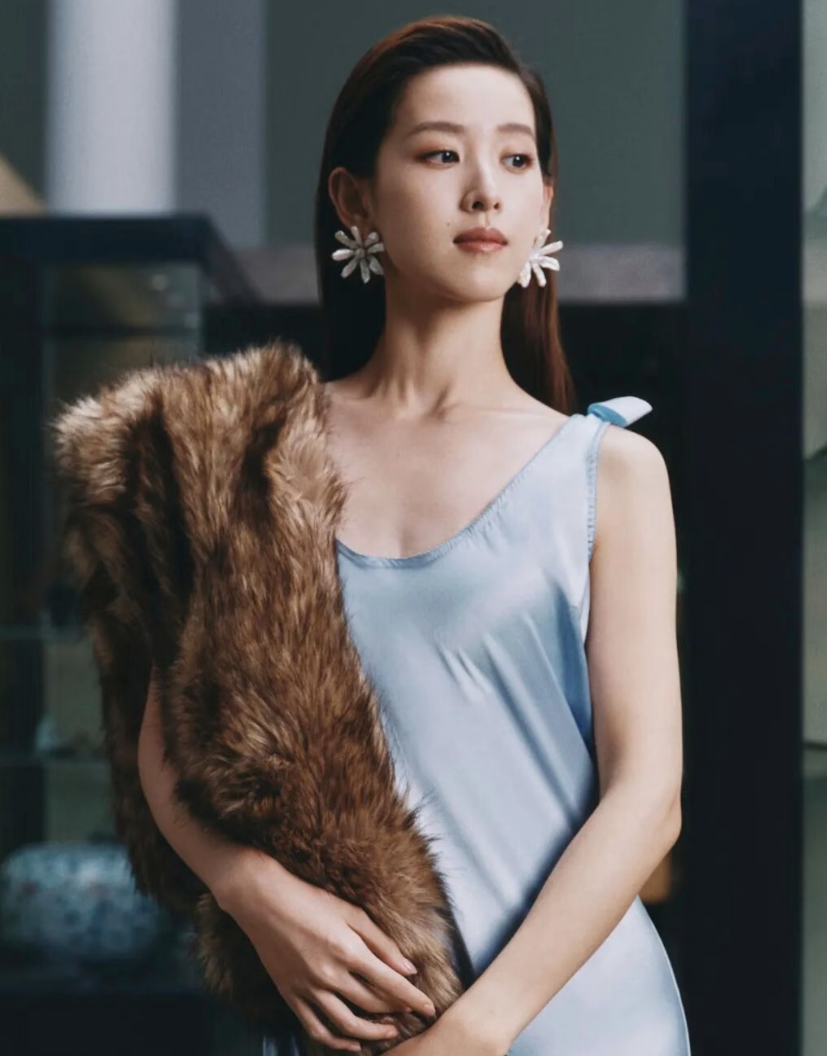 为什么章泽天撑不起大场面？
很扎心的一个真相。

 
不是她不优秀，也不是学历不够，更不是资源人脉跟不上。身为清华学霸，一路顺风顺水，站在普通人难以企及的高度，可每次出席高端访谈、正式场合，总少了一点镇得住场的从容气场。
 
其实真正的差距，从来不在外表和学历，而在人生阅历的沉淀。她的人生太顺遂安稳