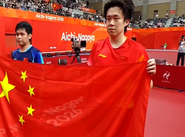 2026名古屋亚运会男单决赛，林诗栋4-0王楚钦夺冠，比分：11-5、11-8、13-11、11-5。
 

这场比赛林诗栋打得确实完美，因为他在进攻端的正手手感拉满，反手的进攻和防守都非常好，这让其保持了攻守的全面压制。
 

球落台的那一刻，现场没有预想中的振臂狂吼，甚至连招牌式的庆祝动作都没瞧