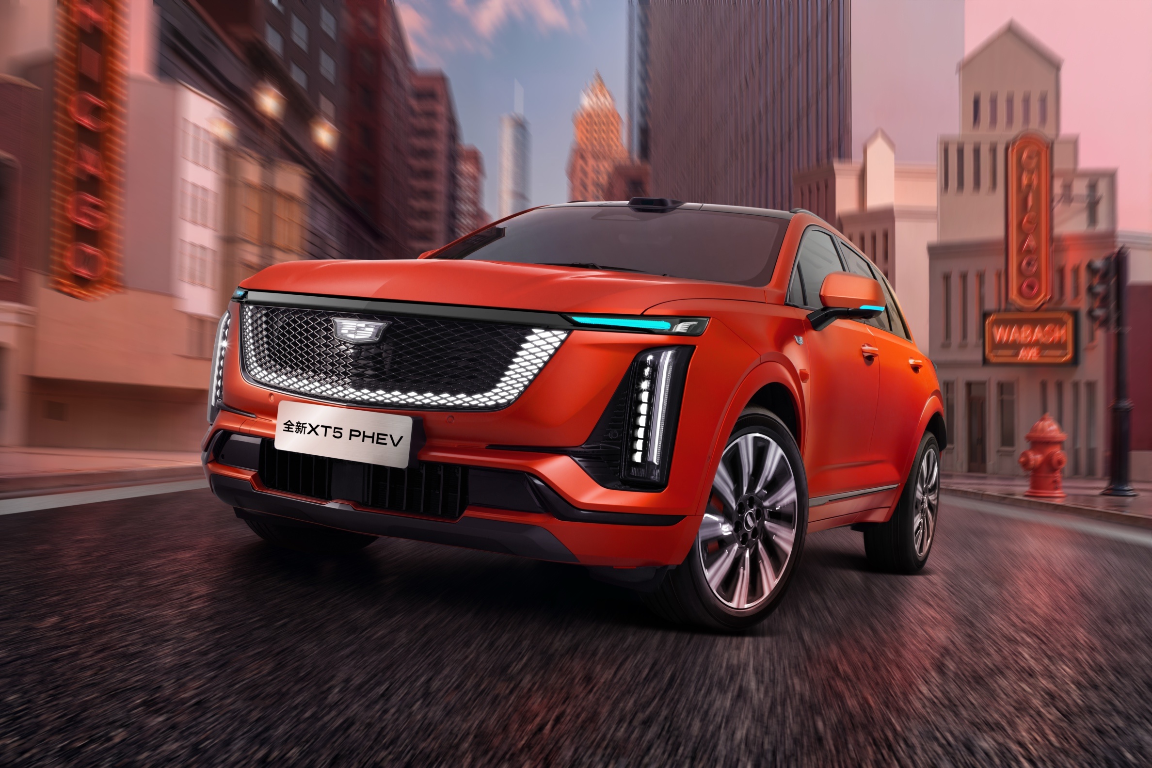 #凯迪拉克发布##凯迪拉克 xt5 phev# XT5 PHEV是原生插混架构，油电同价、加量不加价。相比燃油版本，它给了你50多项的升级，价值超10万。全系标配四驱、Momenta R7世界大模型智驾、5C快充。既有美式豪华的用料质感，又有新能源的这种低油耗与强动力，满电、亏电动力差距仅0.6秒，你受得了吗？相比Q5L， ​