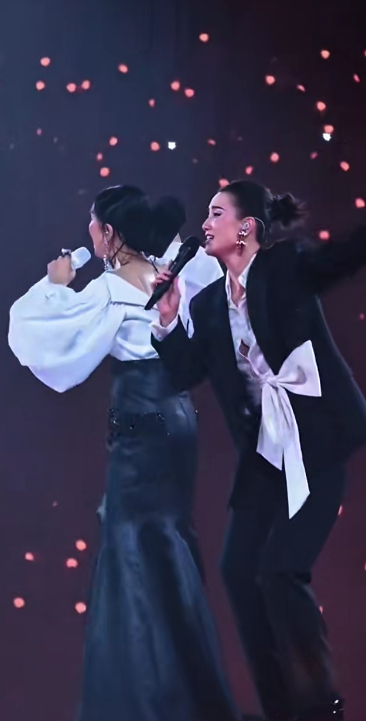 这个小宋佳，我越来越讨厌她了，过去因为她演的《悬崖》很是欣赏过她[捂脸]