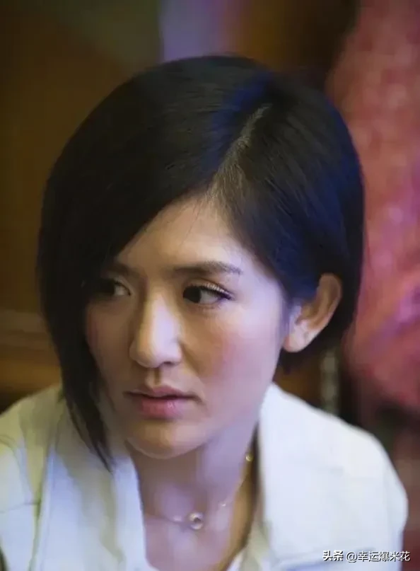 提起谢娜和包文婧当年借钱这件事，很多人的印象还停留在被剪辑出来的片段里，看完完整经过才发现，整件事其实就是一场令人无奈的乌龙。当初谢娜在国外购物付款不便，临时找包文婧借了三万澳元，出于闺蜜之间的信任，包文婧二话不说直接帮忙垫付，什么凭证约定都没提。
 
三万澳元换算成人民币差不多十五万，并不是一笔小