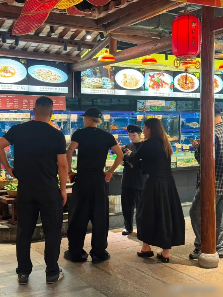 王嘉尔连续两天打卡佛山网红店猪肉婆，被大家偶遇了！
偶遇他的粉丝带了儿子，他不仅爽快合照签名，还主动蹲下来跟小朋友互动，全程笑盈盈没一点明星架子。
这事传开后全网都在羡慕，不管粉丝还是路人都喊为什么偏偏不是我，还有不少人调侃要去猪肉婆蹲点碰运气。
真正能留住路人缘的顶流，细节里全是教养。