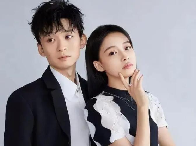 孙怡自己离婚后找年轻帅气的小鲜肉，转头却劝快50岁的李小冉“找个二婚带娃的过日子”，这话说得未免太让人窒息了。
自己择偶全是清一色的高颜值弟弟，谈起恋爱来风生水起，怎么轮到同为女演员的前辈，标准直接跌到了地底下？
李小冉快50岁是不假，可人家有颜有钱有代表作，皮肤和身段状态好到让人羡慕，凭什么就