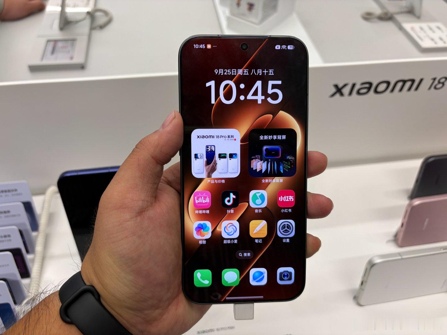小米18 Pro Max个人觉得流畅度非常不错，尺寸对我这种喜欢小屏幕的人来说太大了，背屏的可玩性也更高了！[哈哈]#小米[超话]# ​