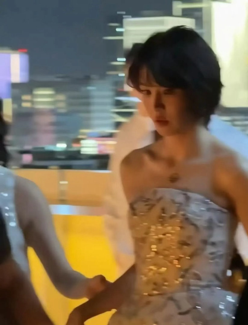 曾沛慈好善良
怕粉丝p图太累，直接长这样了
曾沛慈参加浪姐瘦了14斤 ​