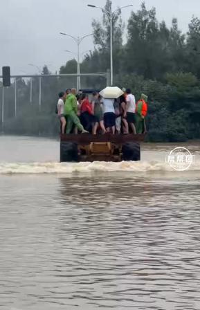福建莆田突发暴雨内涝，半米深洪水中一辆工程铲车公然违规载人。面对危在旦夕的被困群众，这位普通司机没有犹豫逆行向前，用缓缓升起的车斗托起了几十个家庭的生死希望。
 
（信源：- 现代快报《感谢 “铲车侠”！福建莆田暴雨引发内涝，铲车转运被困群众》）
 
福建莆田迎来了一场猝不及防的暴雨，短时间内倾泻而