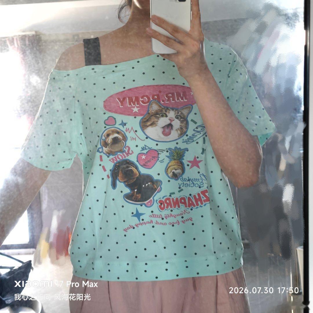 我觉得这个衣服真的特别特别可爱！！ 收衣服的时候发现 上面竟然还有一只...