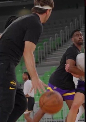 为什么卢卡·东契奇和奥斯汀·里夫斯看起来有点像同一个人 😂
#湖人国度##NBA[超话]# ​