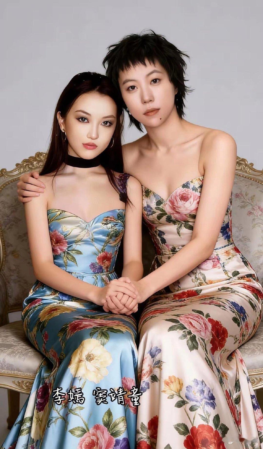 王菲的﻿‌‍两个女儿李嫣和窦靖童同框拍﻿‎‍大‎⁠片⁠，照‏⁠片一‎出‏‎⁠来，网上直接炸了—‍—这基⁠﻿因也太强⁠了‍吧！ ​