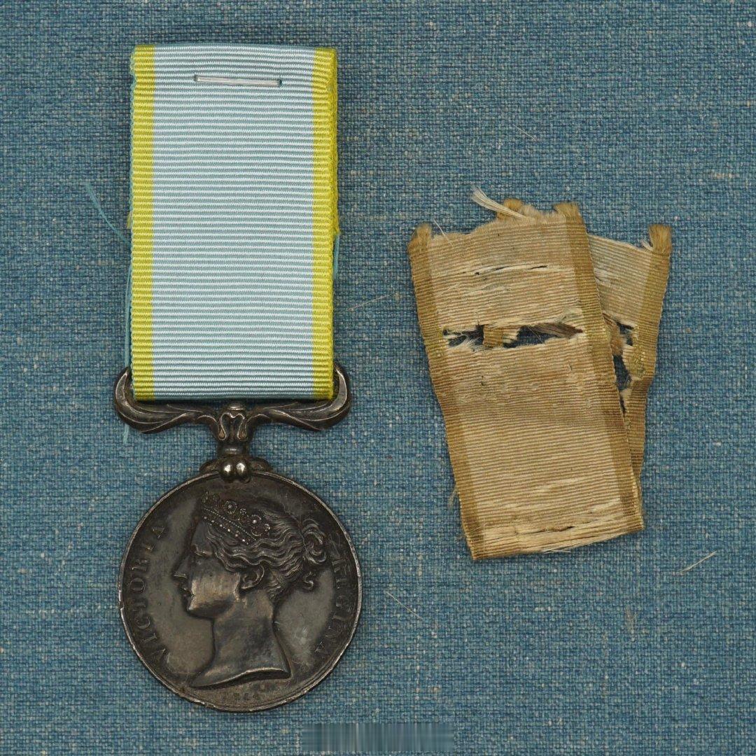 英国克里米亚战争奖章，银质，1854年设立，在克里米亚战争（1854—1856年）中对抗沙皇俄国军队的英国陆军、海军和海军陆战队将士（其中法国人获得的特别多）。 ​​​