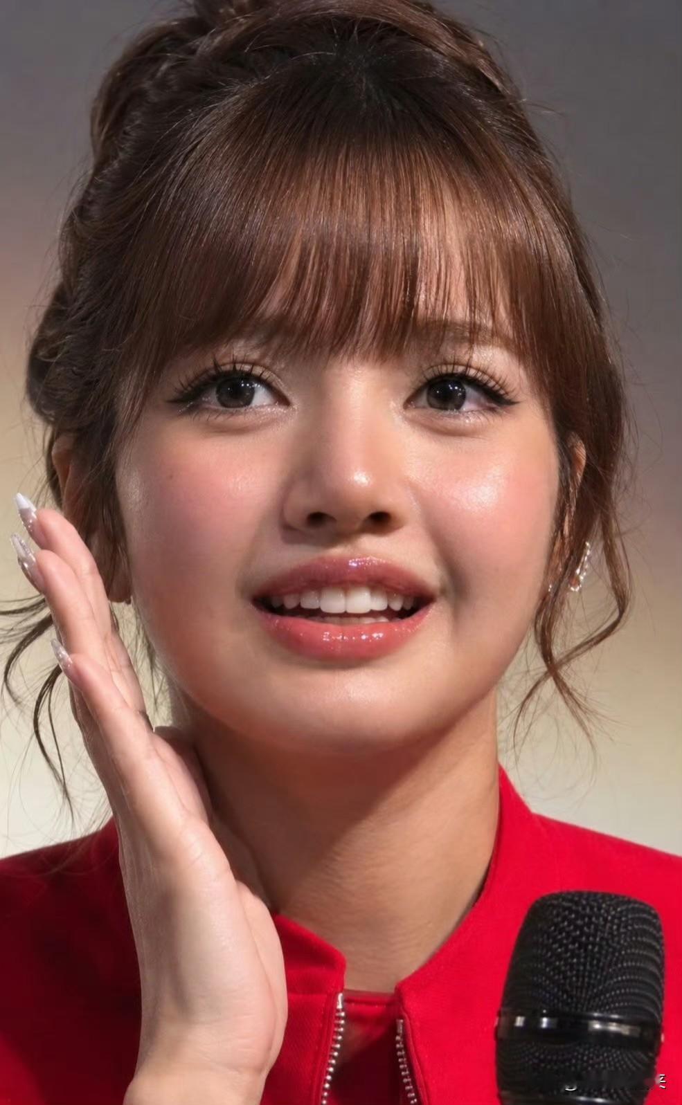 LISA29岁颜值状态🈶胶原蛋白好丰富!完全还以为只有18岁!