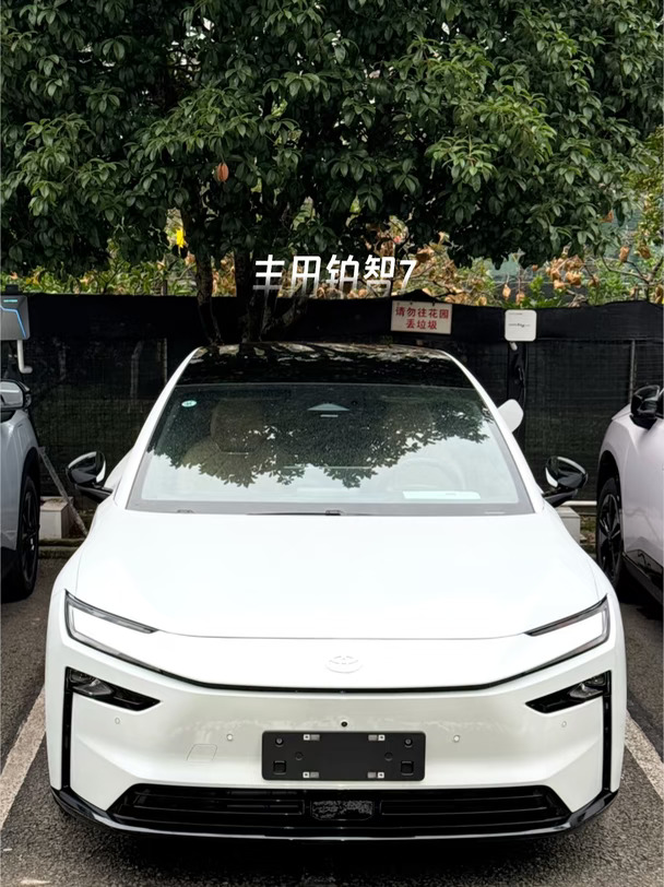 铂智7自己停进车位，保安看愣了
