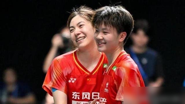 丹麦赛半决赛打完，国羽2胜4负，差点就只剩下混双这一块遮羞布。
女单王祉怡0比2输山口茜，赛后自己说了，腿伤扛不住，10比21的比分摆在那，没得洗。男双梁王组合决胜局16比21，关键分咬不住，又倒在印尼人手里。女双小将更直接，两局没上20，交了学费。
唯一稳的还是混双。冯彦哲黄东萍36分钟打卡下