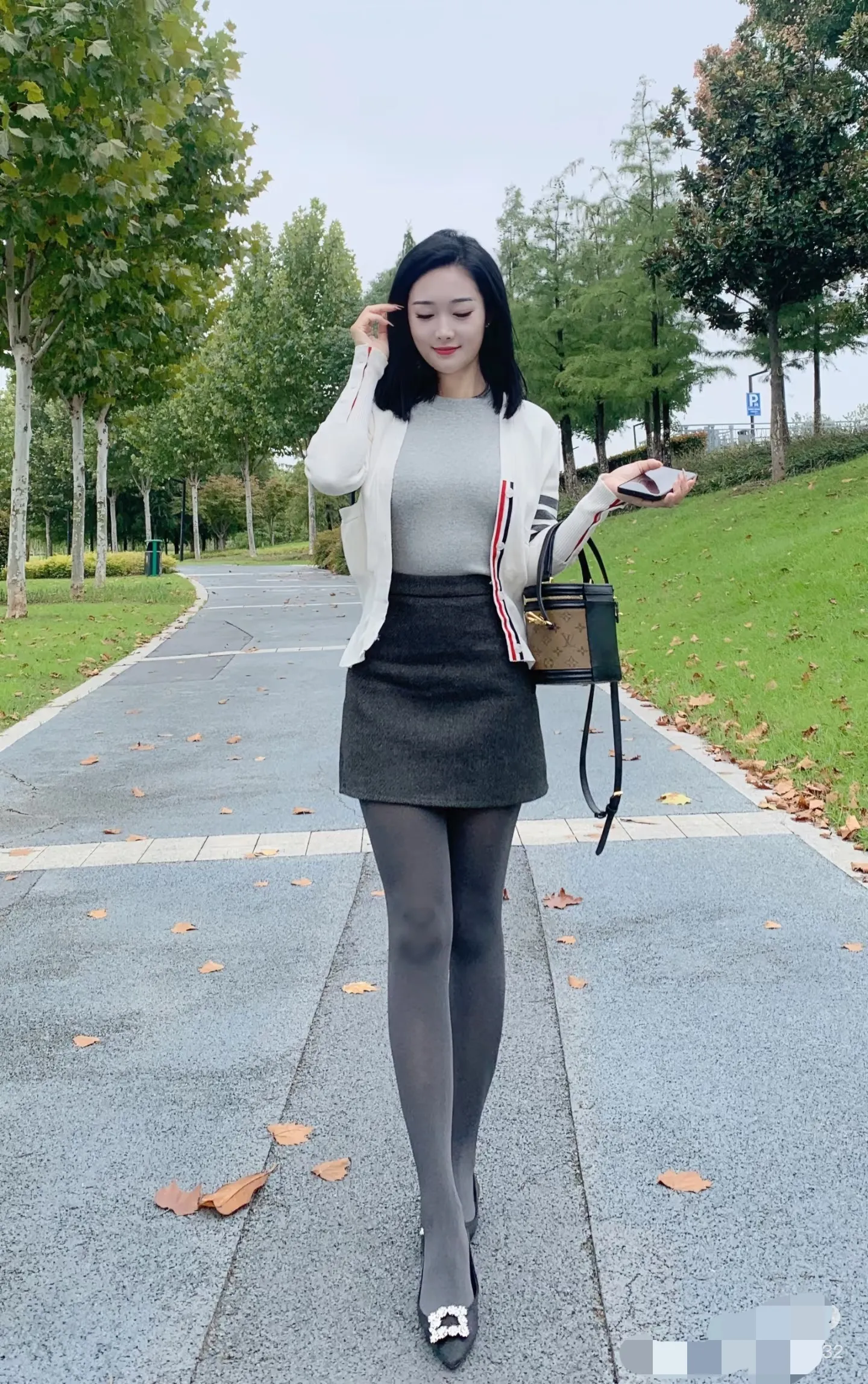 小姨的通勤装真美。