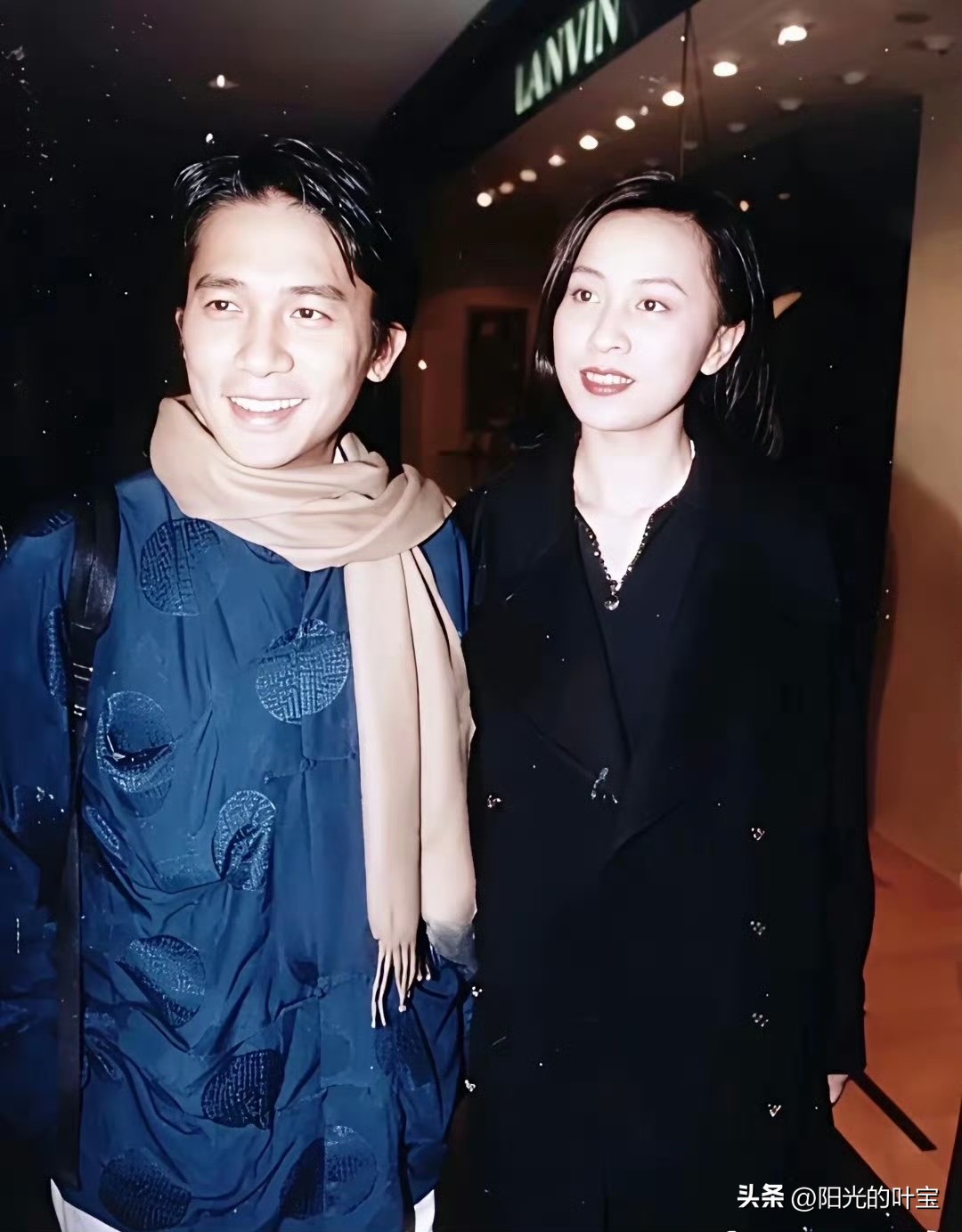 30年前的老照片，梁朝伟和刘嘉玲参加林青霞大女儿的满月酒。
正值颜值巅峰，俊男靓女同框，郎才女貌十分般配。当年还是热恋期，一晃几十年，一路相伴走到现在，港圈经典旧照太有氛围感。