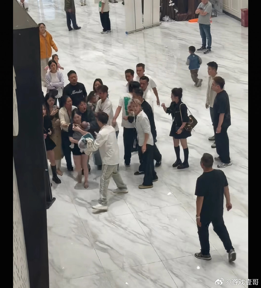 #楼上百日宴楼下婚宴女当事人长文回应##百日宴女子称男方多次否认结婚##百日宴女方当事人主页仍留与男方合照#

女主的孩子和亲生父亲，前男友在楼上办百日宴，她在楼下跟现男友办结婚？？？？

看了好多是不是这个意思？？ ​