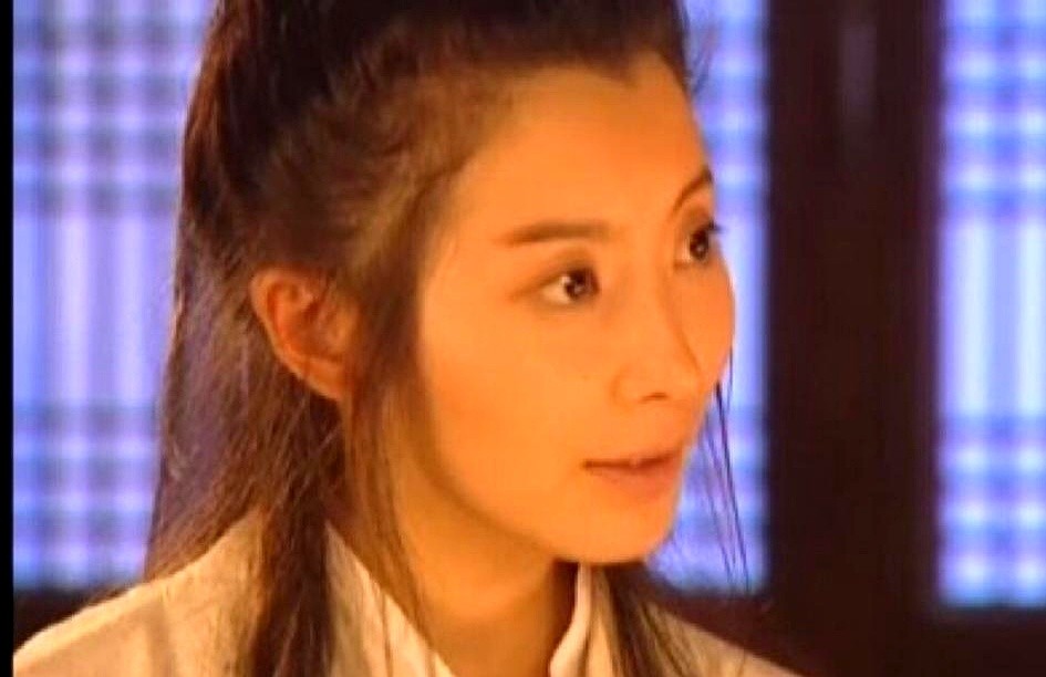 明明拿了女一号，剧播完却被女二彻底压制。

大四那年张棪琰去《武林外史》剧组试镜李媚娘，因主演没到位，阴差阳错成了女一朱七七。她大大咧咧本色出演，毕竟原著沈浪官配就是她。

可王艳把反派白飞飞琢磨透了。借着编剧加的苦难底色，王艳用又美又惨又疯的拉扯感吃透了镜头。对比之下，朱七七到处添乱的任性瞬间惹人