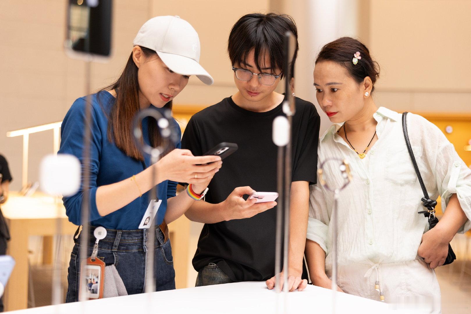 每次看到顾客在中国的 Apple Store 零售店体验我们的新产品，都让人倍感振奋。iPhone 18 Pro、iPhone 18 Pro Max、Apple Watch Series 12、Apple Watch Ultra 4 和 AirPods 5 已经开售！It’s always amazing to see our customers experience new products for the very first time in stores in China. iPhone 18 Pro, iPhone 18 Pro Max, Apple Watch Series 12, Apple Watch Ultra 4, and AirPods 5 are available now!