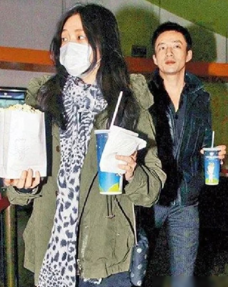 汪小菲掏着一个月300万台币的抚养费，连那套信义区豪宅的房贷、电费都得扛，结果孩子见不着几面，房子里住的是具俊晔。
离婚协议签得被动，钱照付，人退场。大S再婚速度飞快，具俊晔拎个包就住进去了，睡的是汪小菲买的床垫，用的是他交的电费。汪小菲后来直接拒付电费，法律程序来回拉锯，具俊晔倒出来回应，说家庭